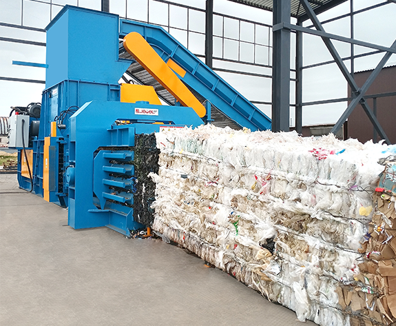 Multifunctionele balenpersoplossing voor recyclingcentrum in Wit-Rusland