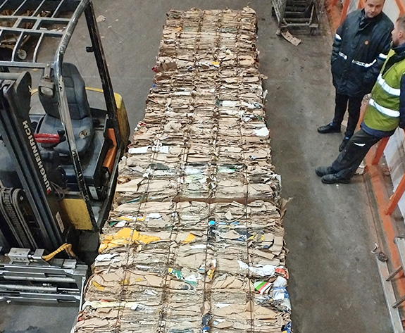 Zeer efficiënte oplossing voor kartonnen balenpersen voor grootschalige supermarktketens in Rusland