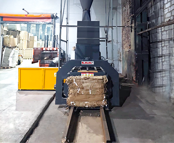 Volautomatisch afvalbalenperssysteem voor een Russische kartonfabriek