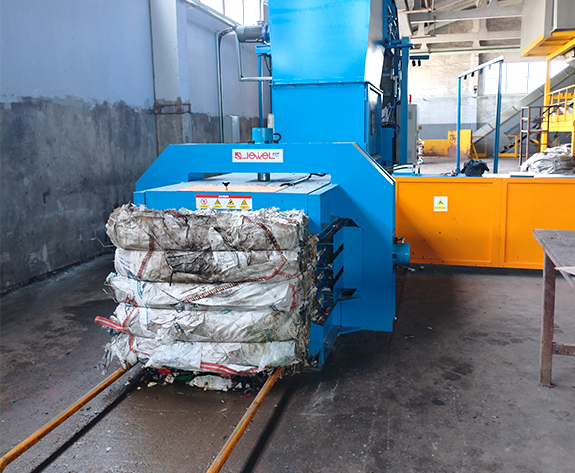 Hoogefficiënte balenpersoplossing voor de recycling van plastic en papier in Wit-Rusland